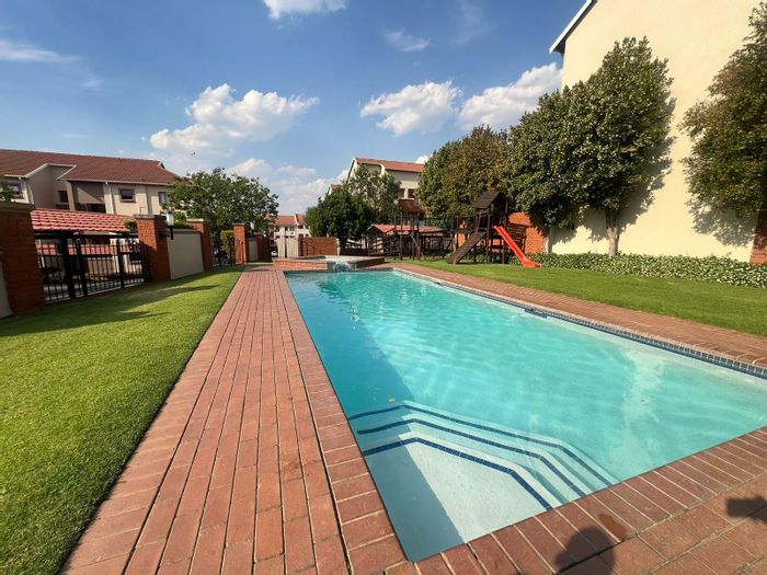 For Sale: 2-Bedroom Apartment in Paulshof with Pool, Clubhouse, and Balcony.