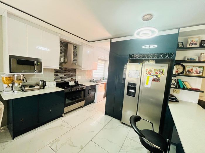 3-Bedroom Townhouse To Rent in Amandasig with double garage and patio.