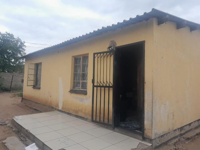 For Sale: 2-Bedroom House in Seshego with lounge, kitchen, near amenities.