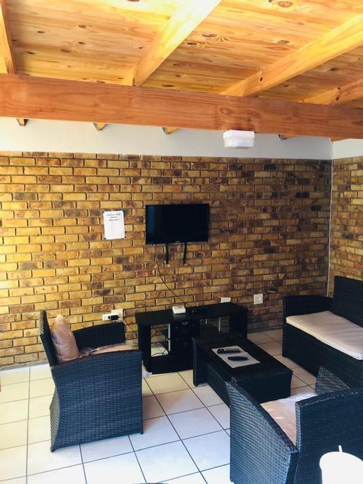 Spacious 3-bedroom apartment in Sonheuwel, close to amenities, available to rent.