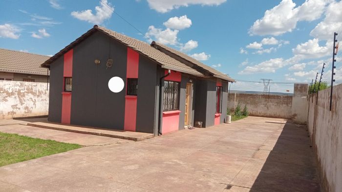 2 Bedroom House For Sale in Protea Glen with large yard and fitted kitchen.