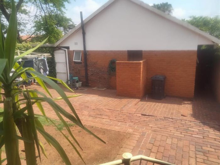 Die Hoewes House For Sale: Prime location, rental income, potential for business conversion.