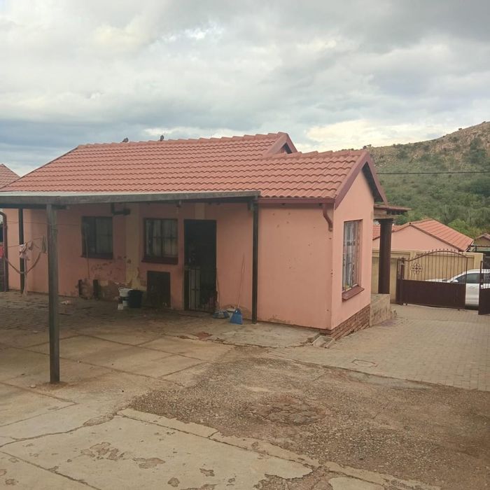 3 Bedroom, 2 Bathroom House For Sale in Mahube Valley with Air Conditioning and Security.