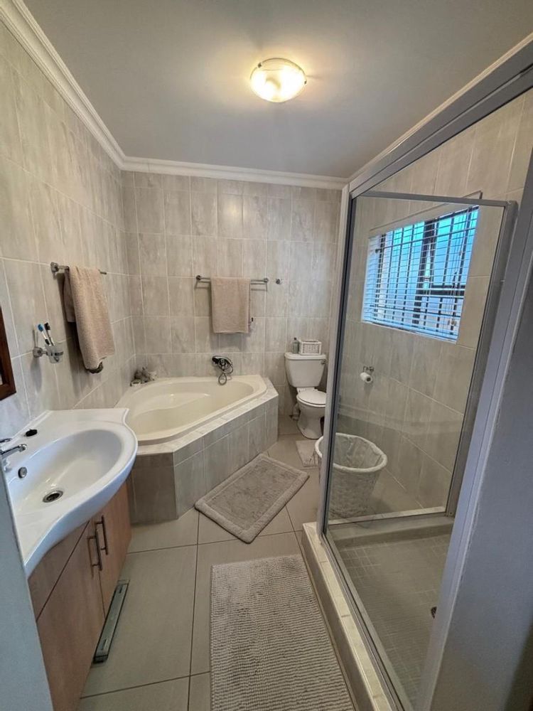 Main Full Ensuite Bathroom