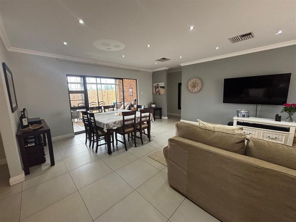 Openplan Lounge & Dining Room