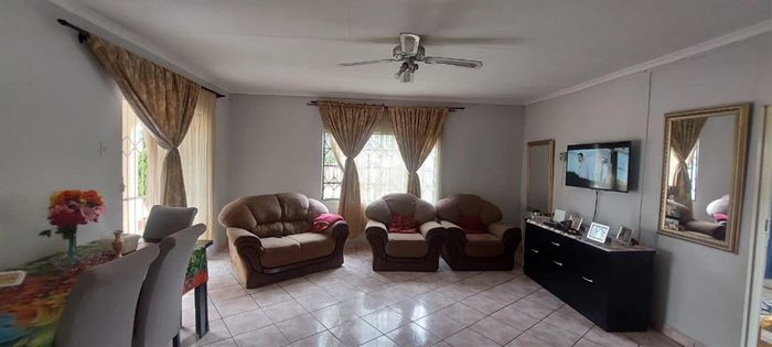 For Sale: Spacious 4-bedroom house in Fernwood with open-plan living and carport.