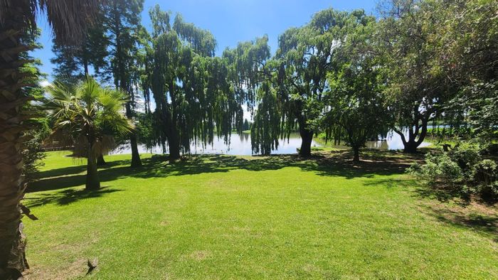 Dalpark House For Sale: Waterfront access, open-plan living, 3 beds, secure enclosure.