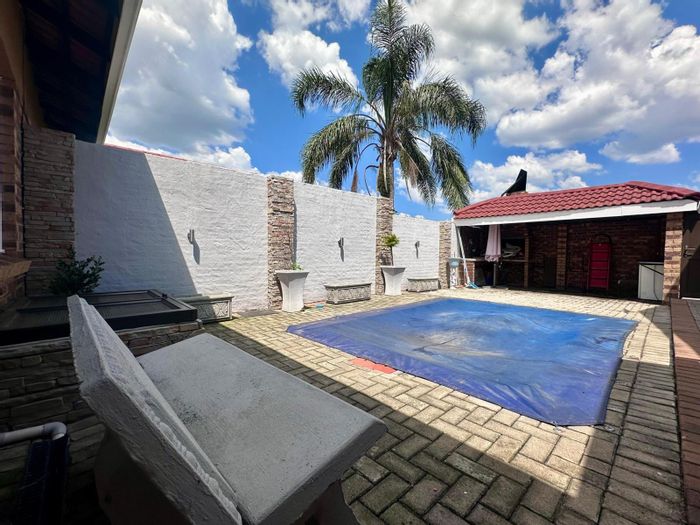 For Sale: Townhouse in Huttenheights with pool, lapa, office, and garages.