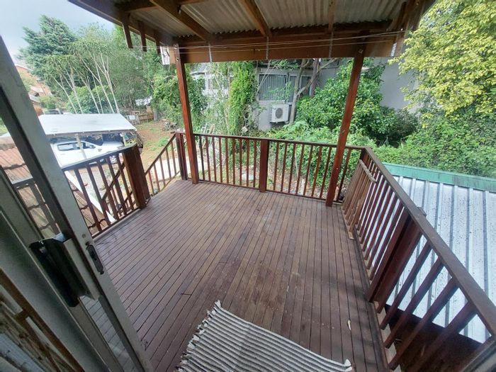 Pet-friendly apartment with private patio and studio space in Montrose, To Rent.