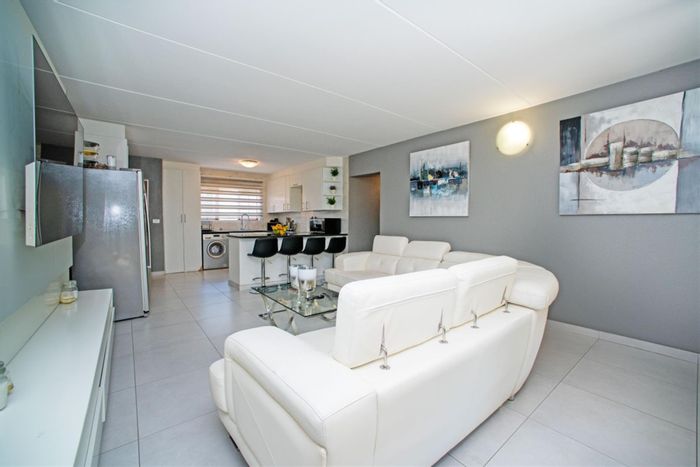 Townhouse for Sale in Bedfordview Central: 3 beds, pool, tennis court, pet-friendly.