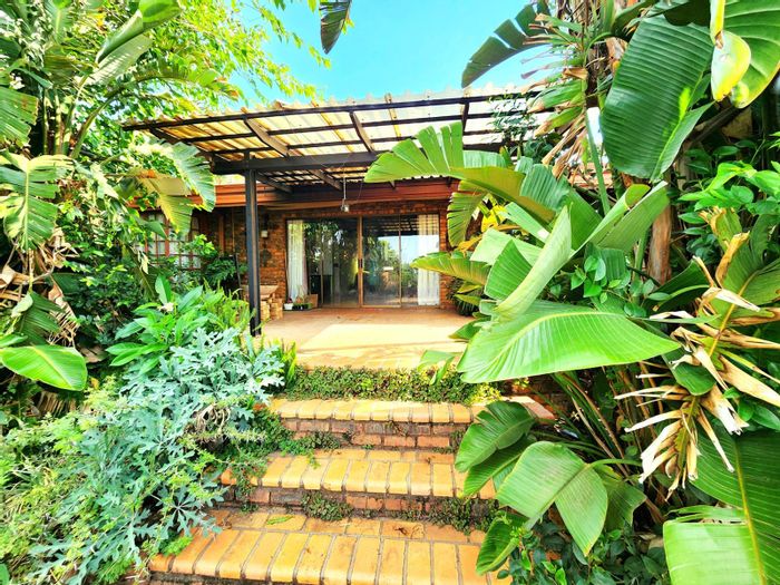 Eldoraigne House For Sale: 5 bedrooms, pool, tennis court, and spacious living areas.