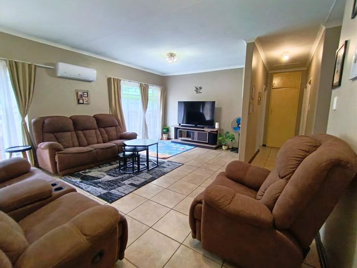 For Sale: Apartment in La Montagne with private garden, 2 bedrooms, convenient location.