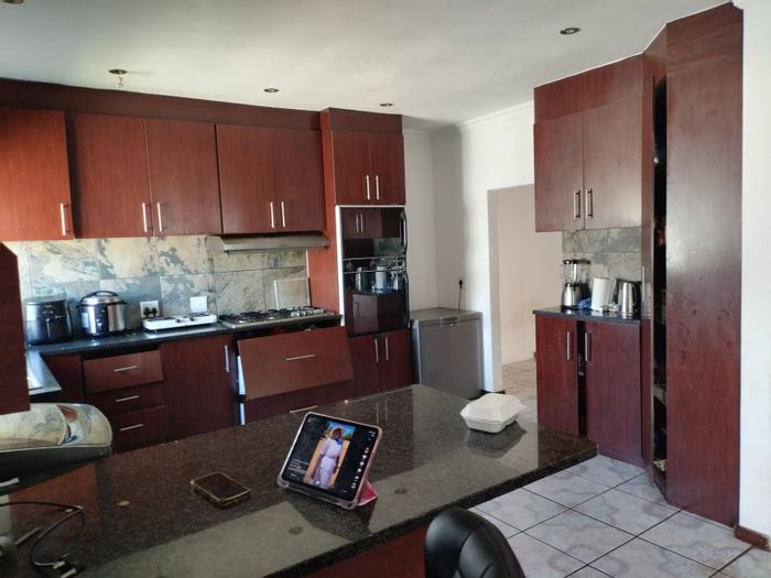 For Sale: House in The Reeds with 3 bedrooms, garage, and pet-friendly yard.