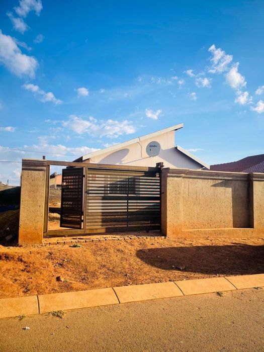 House for Sale in Savanna City: 2 bedrooms, portable kitchen, big yard, secure perimeter.