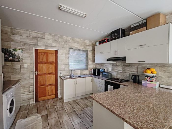 Lyndhurst Apartment To Rent: 3 Bedrooms, 2 Bathrooms, Secure Parking, Prepaid Utilities.