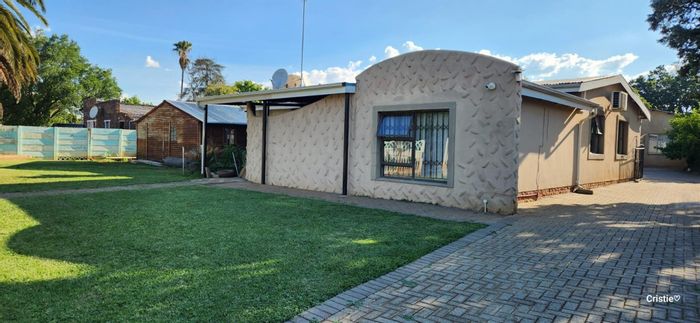 Arborpark House For Sale: Furnished, two flatlets, large porch, ample parking.