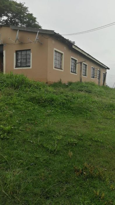 For Sale: Clermont House with 12 rental rooms, close to amenities and transport.