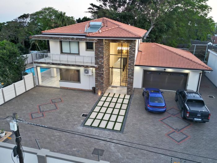 For Sale: 3-bedroom house in Athlone with pool, security, and ample parking.