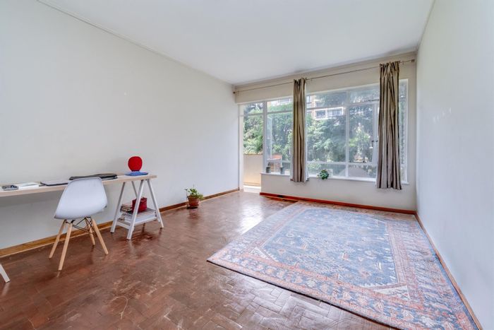 Parktown Apartment For Sale: 2 Bedrooms, 2 Bathrooms, Balcony, Security, Fibre Connectivity.