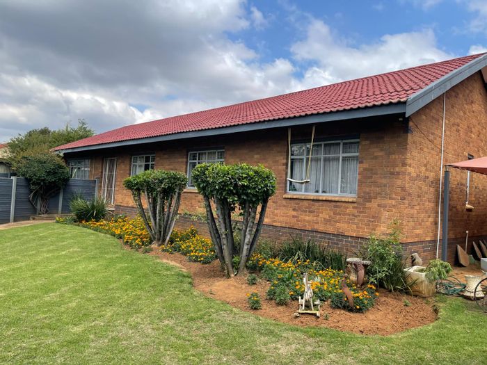 Kriel Central House For Sale: 4 bedrooms, pool, flatlet, ample parking, close to amenities.