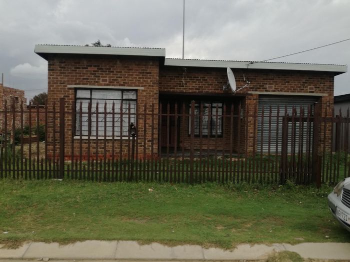 House for Sale in Odendaalsrus Central: 2 bedrooms, garage, fenced yard.