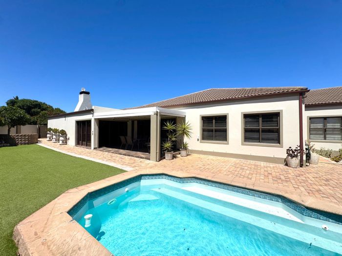 Spacious 4-bedroom house for sale in Country Club with pool and BBQ room.