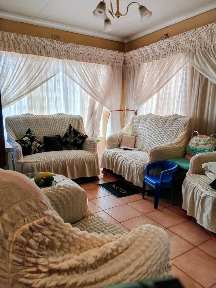 Living room, with ceiling fan