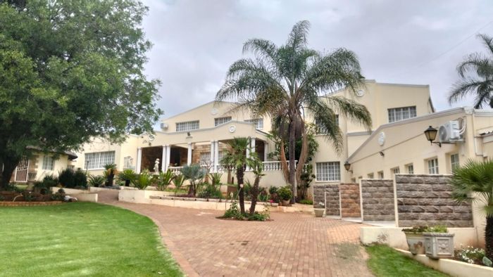 To Rent: Spacious 11-bedroom townhouse in Heuningklip with pool, office, and security.