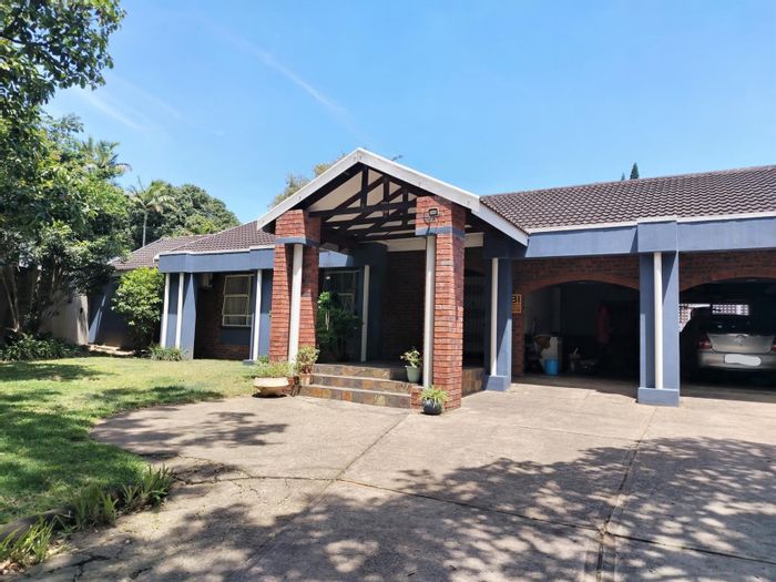 For Sale: Spacious 4-bedroom house in Meer En See with flatlet and pool.