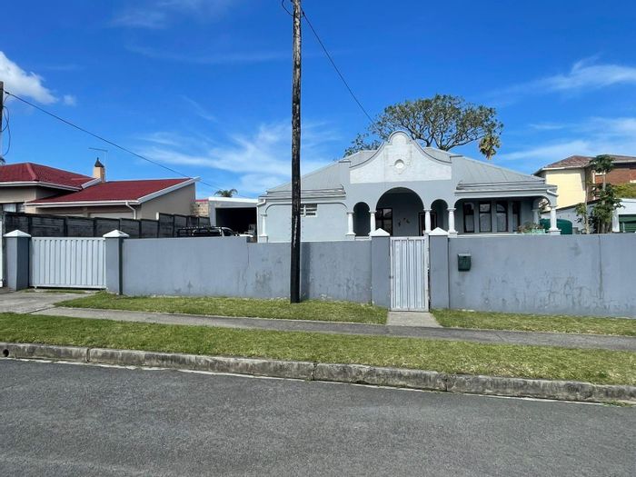 Spacious 3-bedroom house in Cambridge with potential for development and privacy. For Sale.