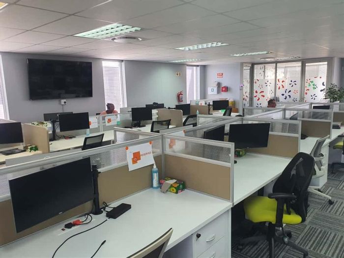 To Rent: Office in Humerail with harbour views, meeting rooms, and parking.