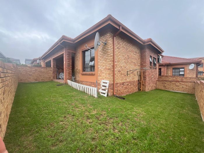 Bergbron Townhouse For Sale: 2 beds, private garden, secure complex, close to amenities.