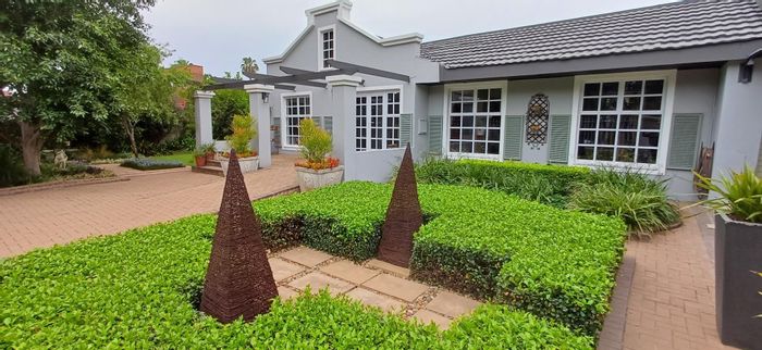 For Sale: House in Jim Fouchepark with pool, jacuzzi, and business suite.