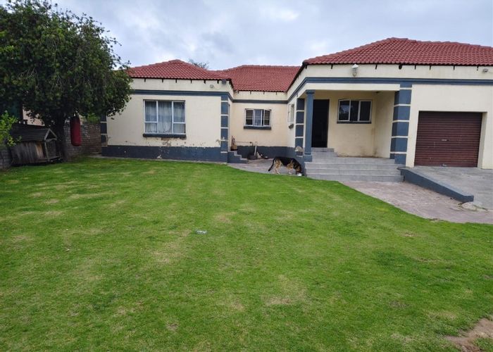 For Sale: Spacious 4-Bedroom House in Hoeveld Park with Large Yard and Double Garage.