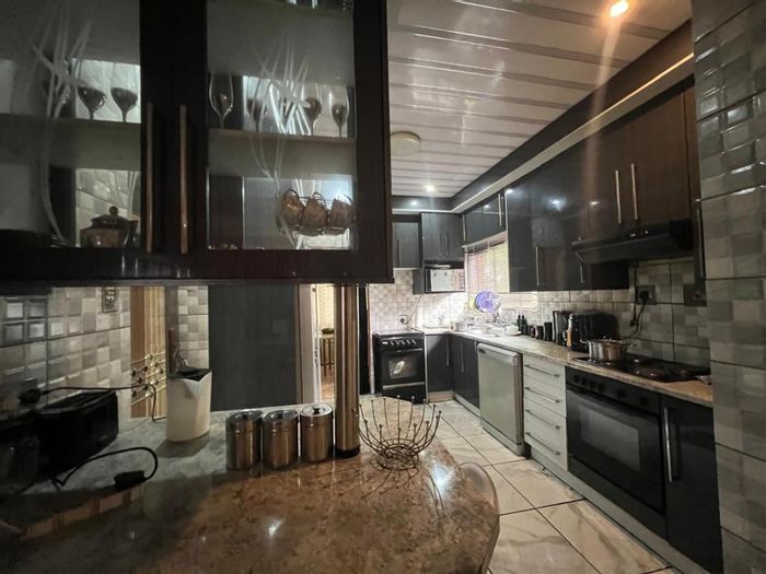 For Sale: House in Sasolburg Ext 11 with 3 bedrooms, 2 garages, fibre internet.