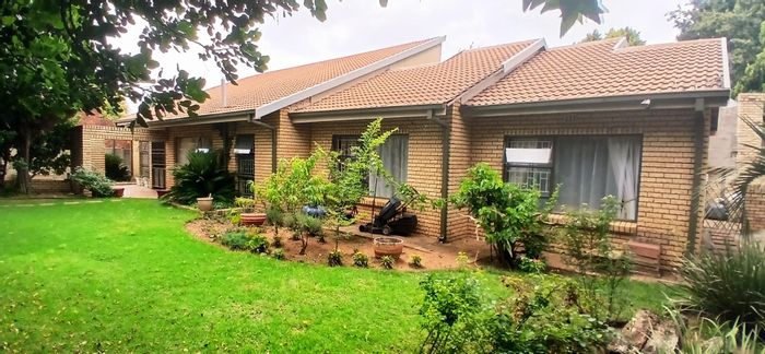 Flamwood House For Sale: 4 Bedrooms, Pool, Scullery, Secure Neighborhood.