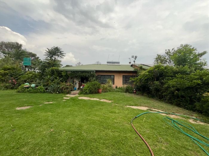 For Sale: House in Deneysville Central, 3 beds, 4 hectares, solar features, farm-ready.