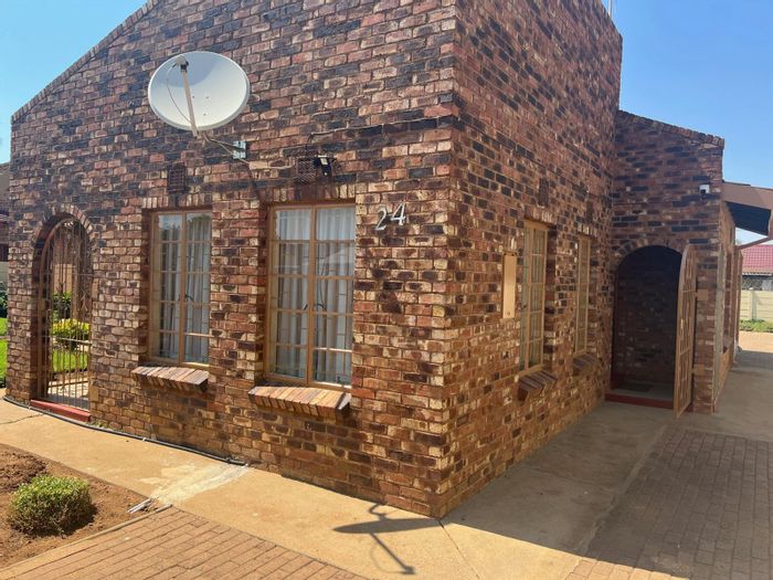 Golf View House For Sale: 3 bedrooms, office, garage, security features, backup water.