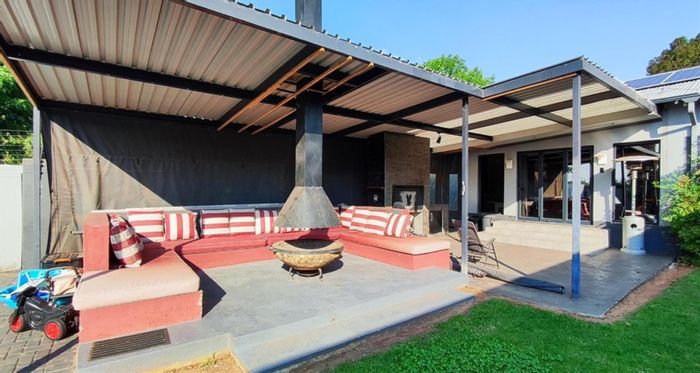 Rynfield House For Sale: Spacious living, self-contained flatlet, solar-heated pool.