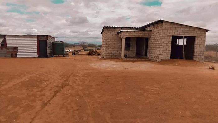 House For Sale in Mankweng: Spacious land, off-grid living, build your dream home.