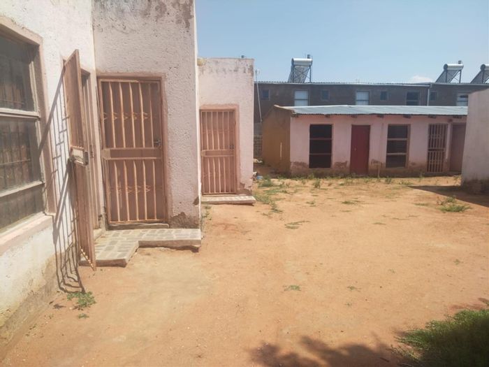 Penthouse for sale in Mankweng: 26 rooms, shop space, investment opportunity.
