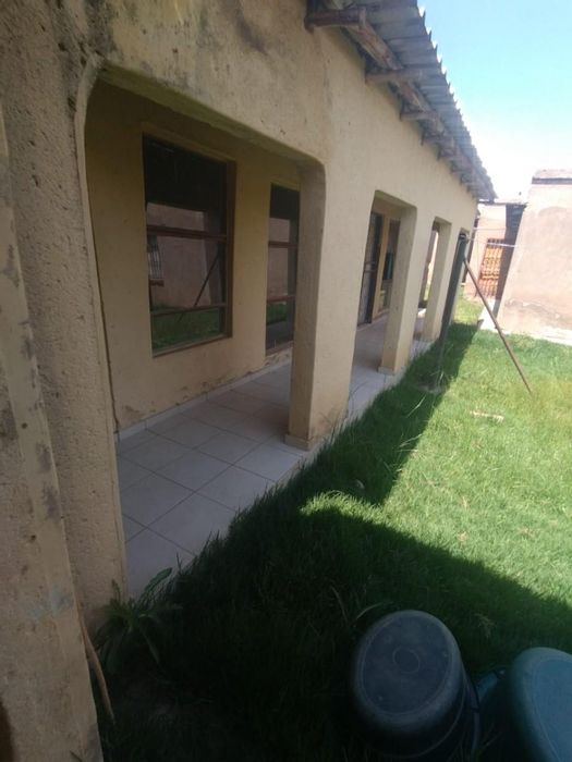 For Sale: Mankweng Apartment with 29 rooms, secure, income potential, renovation opportunity.