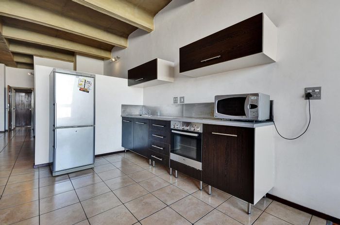 Braamfontein Apartment For Sale: Bachelor unit, secure parking, near University of Wits.