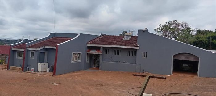 For Sale: Spacious Thohoyandou house with 4 bedrooms, rental potential, and large yard.