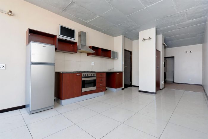 Braamfontein Apartment For Sale: Bachelor unit, 24-hour security, close to institutions.