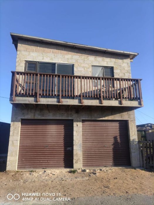 For Sale: House in Kwanonqaba with open-plan layout and potential for customization.