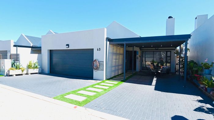 For Sale: House in Laguna with 2 bedrooms, secure estate, and double garage.