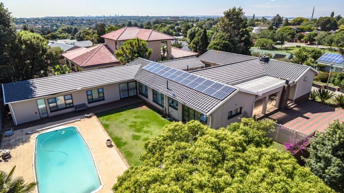 For Sale: Spacious 5-bedroom house with cottage, pool, solar, and convenient location in Discovery.