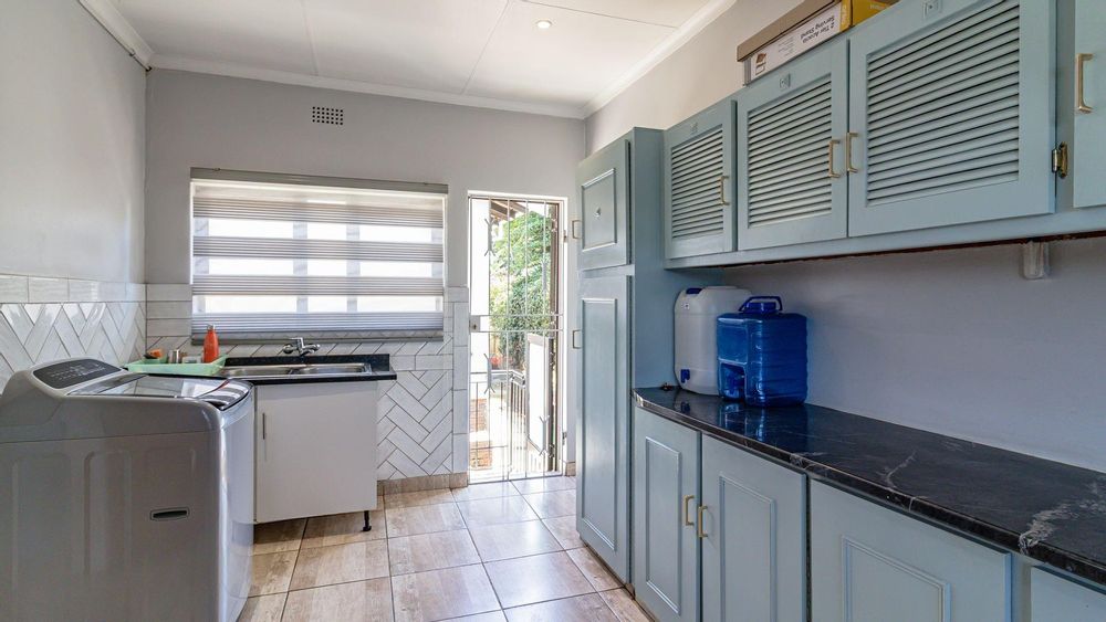 Main laundry/scullery