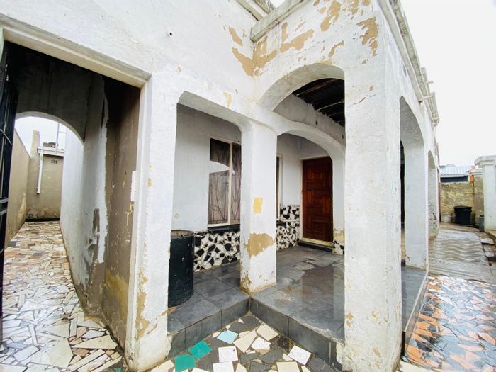 Tembisa Central House For Sale: 2-bed main house with 6 rental rooms.